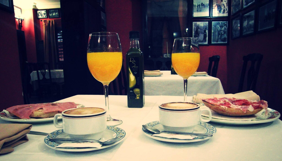 Food & Drinks 3, Hostal Pechi, Sevilla
