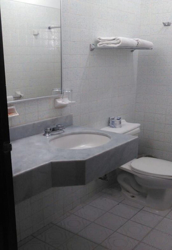 Bathroom 4, Azteca Inn, Mazatlán