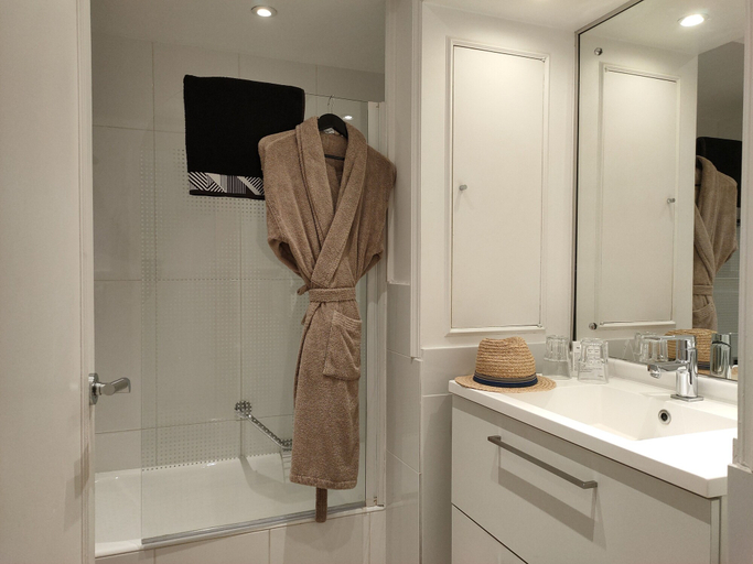Bathroom 5, Hotel Victoria, Alpes-Maritimes