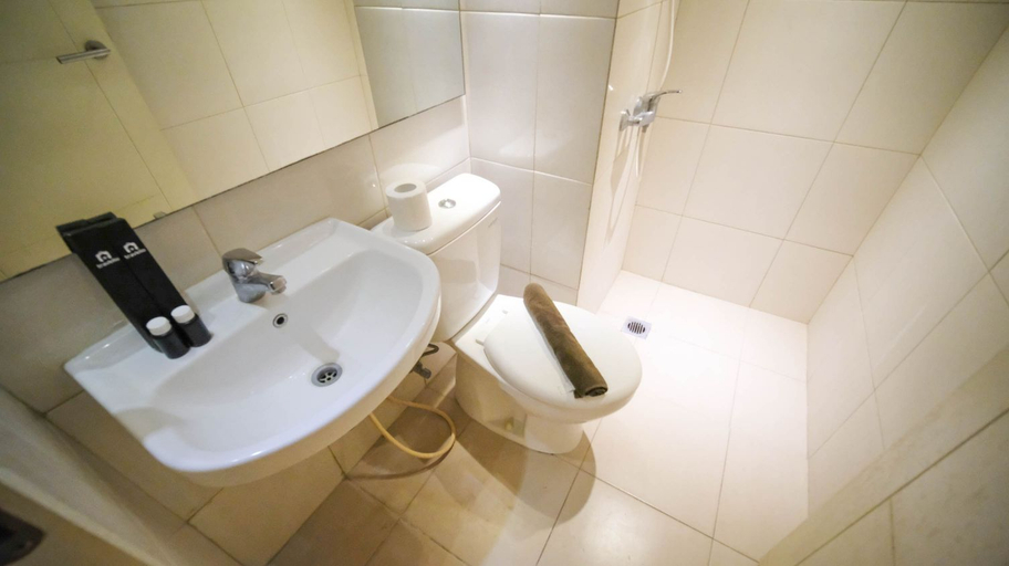 Bathroom 5, Comfy Studio Connected to Mall at Tanglin Supermall Mansion Apartment By Travelio, Surabaya