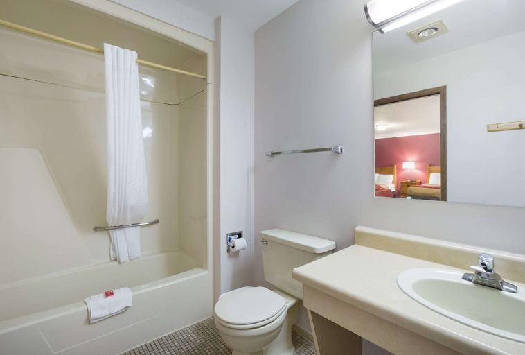 Bathroom 5, Econo Lodge Inn & Suites Escanaba North, Delta