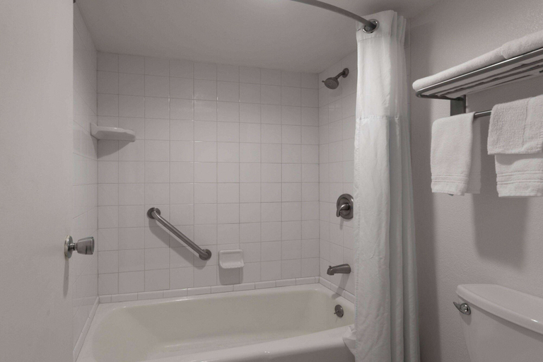 Bathroom 4, Super 8 by Wyndham Ocala I-75, Marion