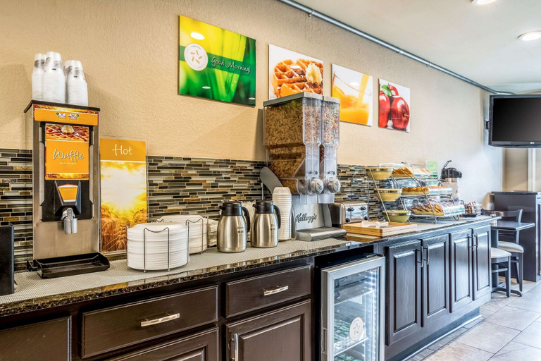 Food & Drinks 5, Quality Inn University Area, Lee