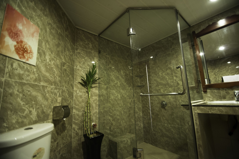 Bathroom 4, Reaksmey Chanreas Hotel, Siem Reap