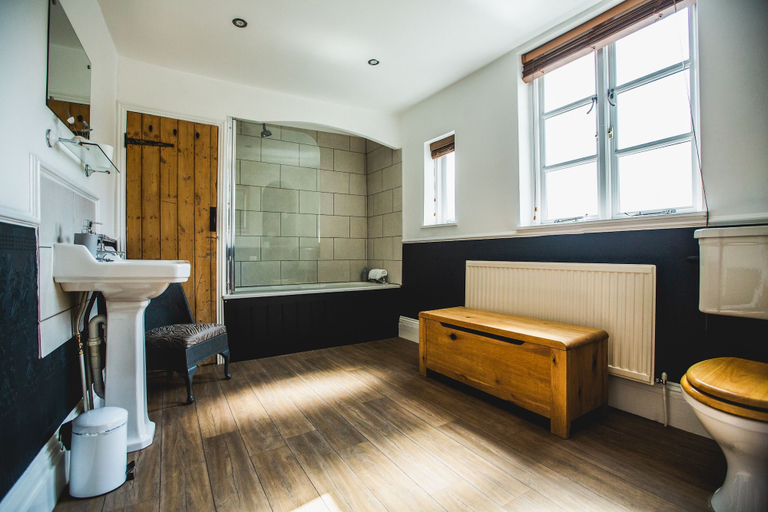 Bathroom 4, No.8 Accommodation, Gloucestershire