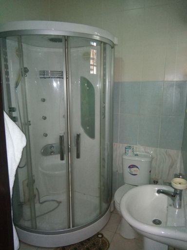 Bathroom 4, Zeina Suites Abuja, AbujaMun