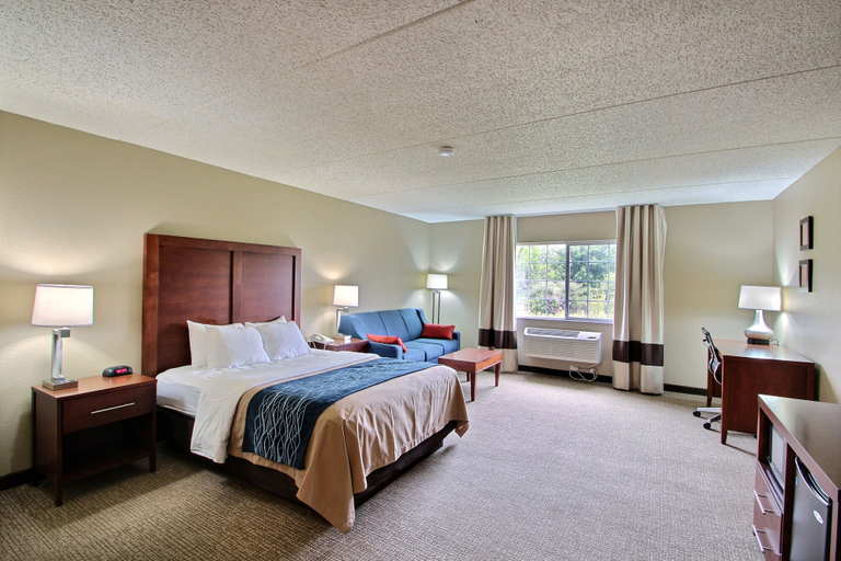 Bedroom 3, Comfort Inn & Suites Jackson - West Bend, Washington