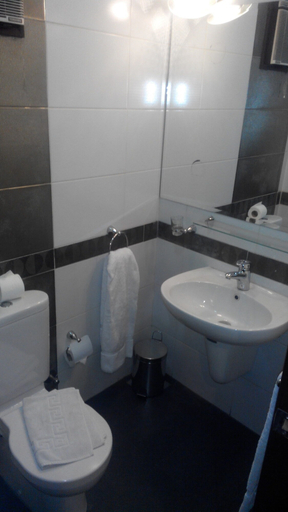 Bathroom 4, King Hotel Cairo, Ad-Duqi