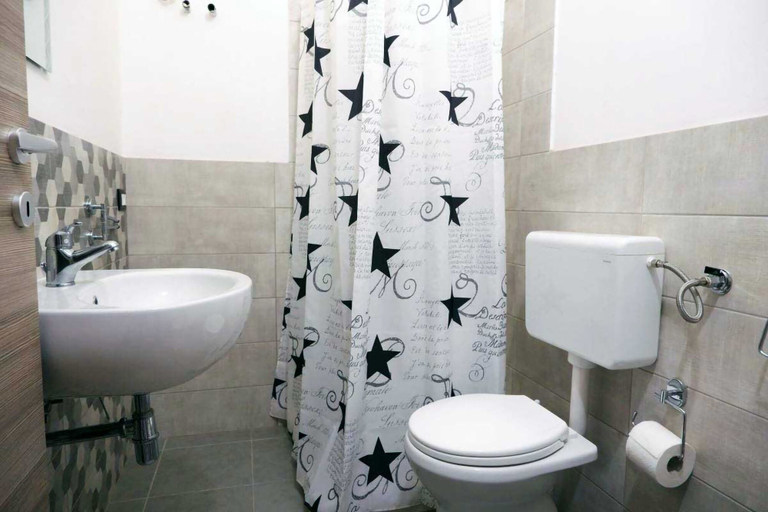 Bathroom 3, Case Arcobaleno Marzamemi, Syracuse