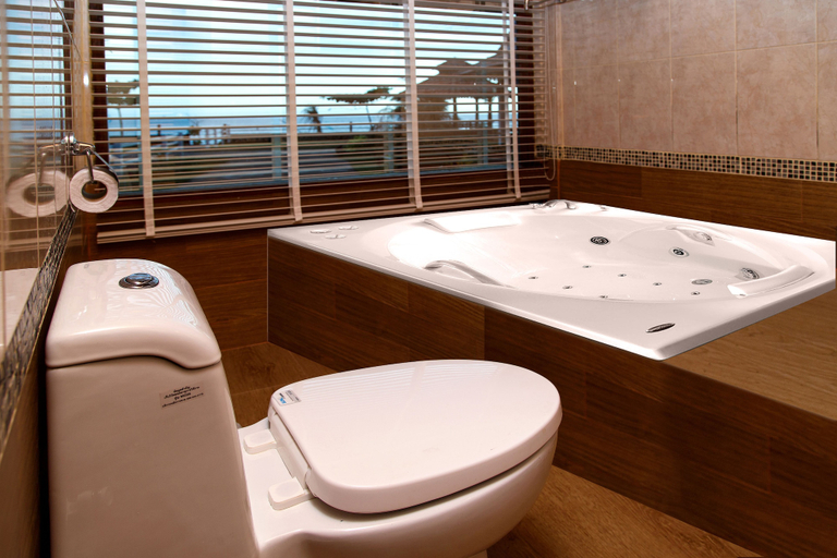 Bathroom 3, Baan Rabieng, Ko Lanta