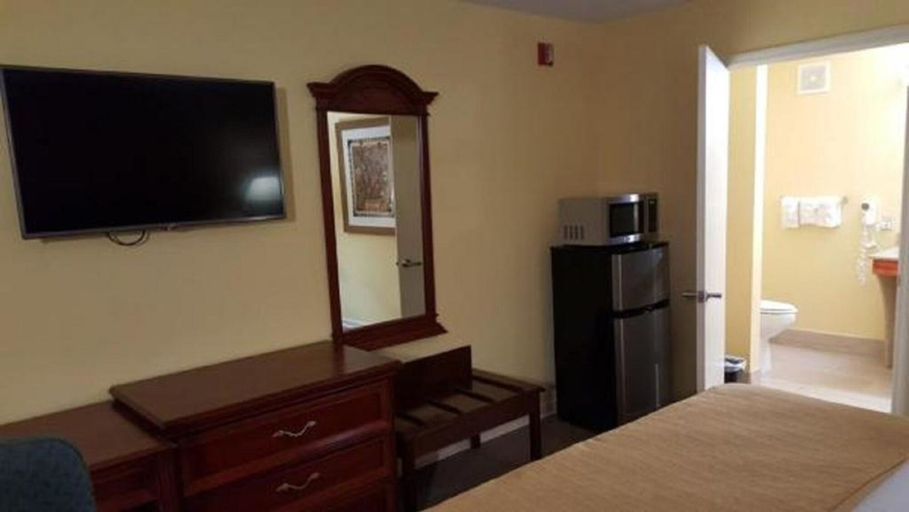 Bedroom 2, Loyalty Inn Hawkinsville, Pulaski
