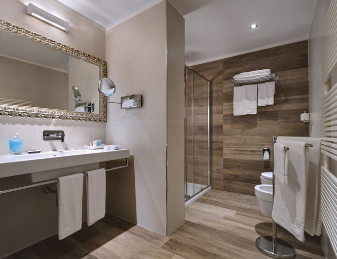 Bathroom 5, Palace Hotel San Pietro, Verona