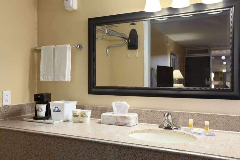 Bathroom 3, Days Inn by Wyndham Henryetta, Okmulgee