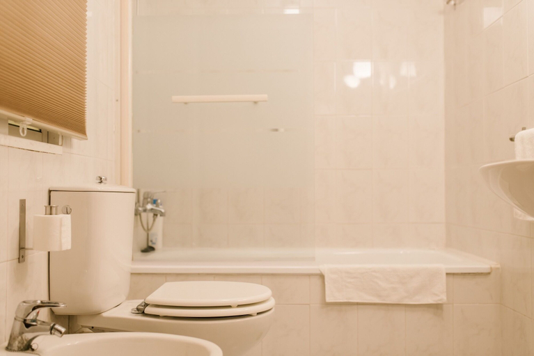 Bathroom 3, Sevilla Apartments Leonor BA, Sevilla