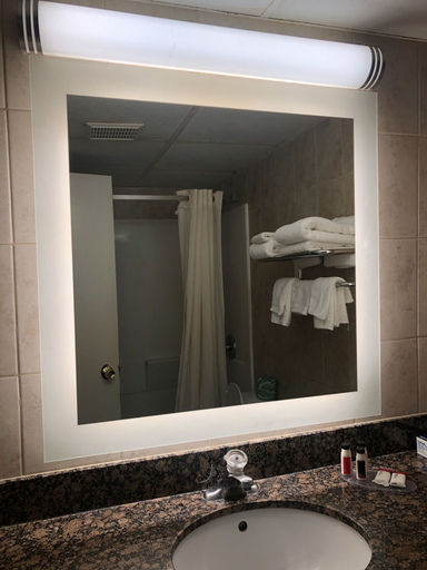 Bathroom 4, Howard Johnson by Wyndham North Bergen, North Bergen