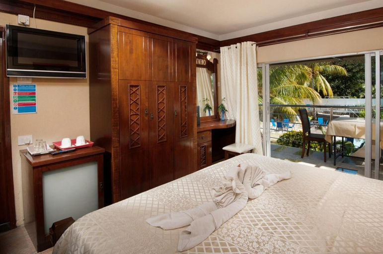 Bedroom 3, Manisa Hotel, Black River