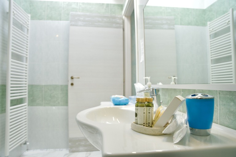Bathroom 4, Hotel Diffuso Il Portichetto sulla collina a Vezio Perledo, Lecco