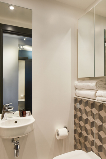 Bathroom 5, ARK Canary Wharf, London