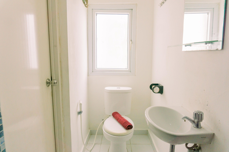 Bathroom 5, Homey and Tidy Studio Room Aeropolis Apartment By Travelio, Tangerang