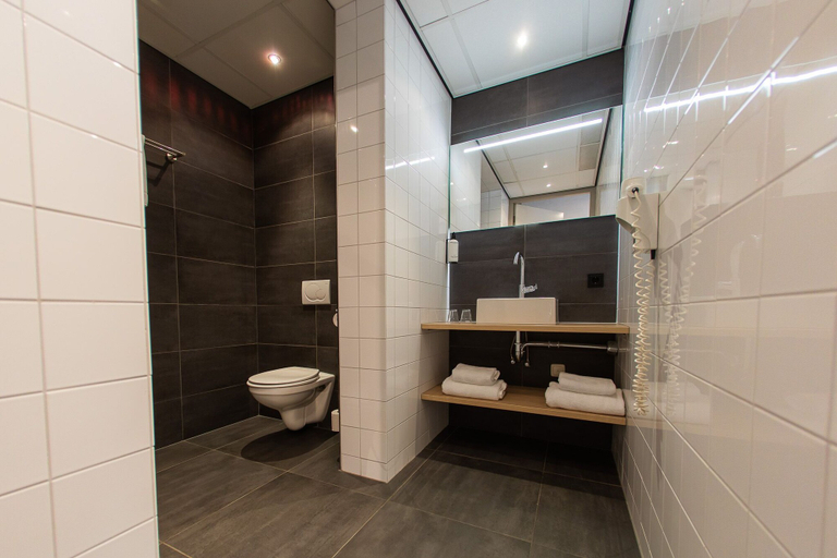 Bathroom 4, Hotel Parkzicht Eindhoven, Eindhoven