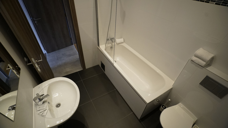 Bathroom 5, Royal Road Residence, Praha 1