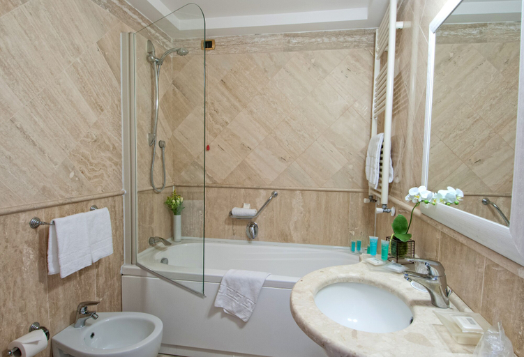 Bathroom 5, Hotel San Giorgio, Rome