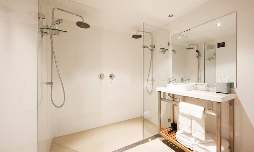 Bathroom 4, The Executive Inn, Newcastle - Throsby
