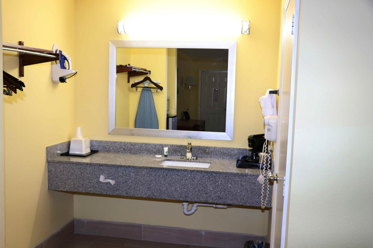 Bathroom 3, Loyalty Inn Hawkinsville, Pulaski