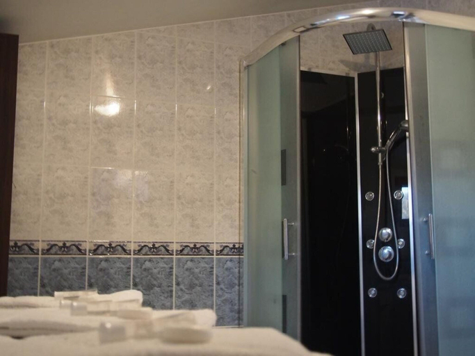 Bathroom, Le Val Saint Hilaire, Ardennes