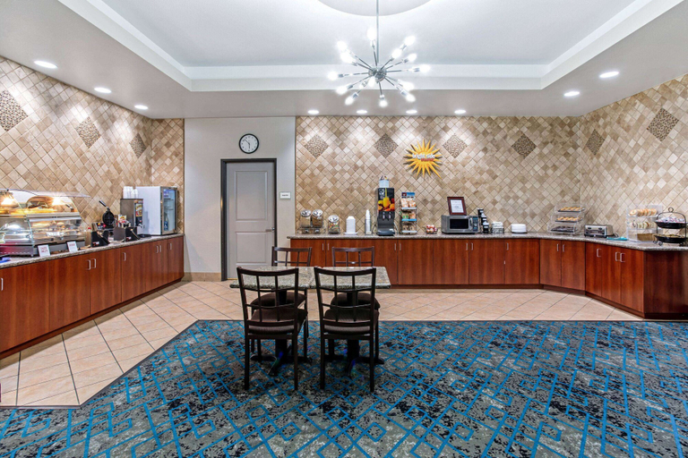 Food & Drinks 5, La Quinta Inn & Suites by Wyndham Denver Gateway Park, Denver