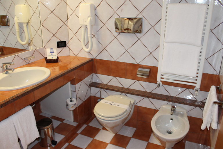 Bathroom 5, Hotel Grillo, Cagliari