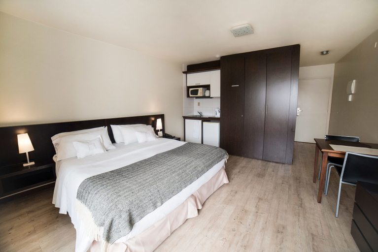 Bedroom 3, 27 Suites Apart Hotel, Montevideo