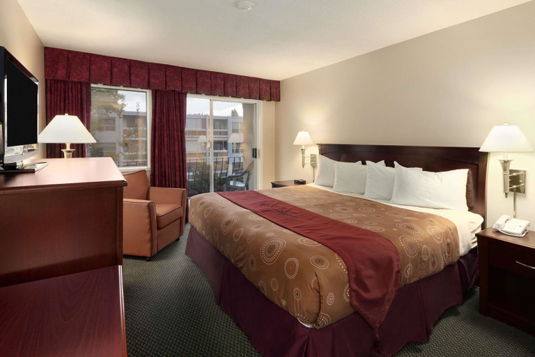 Bedroom 5, Travelodge by Wyndham Nanaimo, Nanaimo