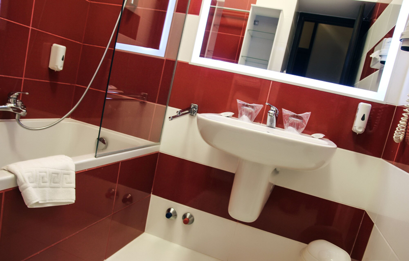 Bathroom 5, Rubin Wellness & Conference Hotel, Budapesti