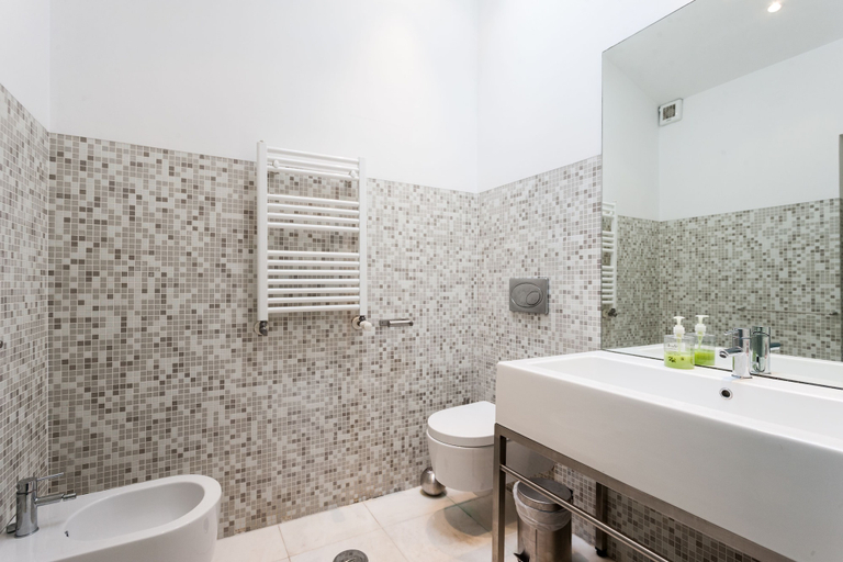 Bathroom 4, Casa da Barroca: spacious A-location designer loft, Lisbon