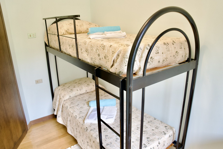 Bedroom 3, Hotel Diffuso Il Portichetto sulla collina a Vezio Perledo, Lecco