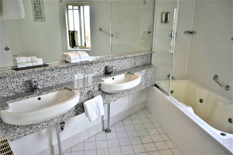 Bathroom 3, Grand Country Lodge Motel, Wingecarribee