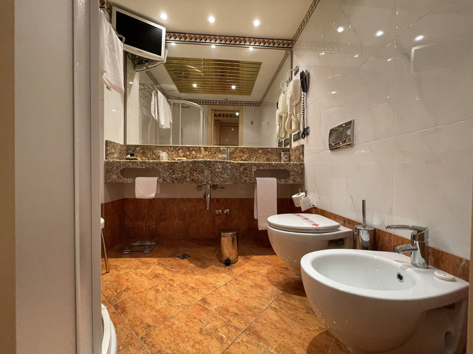 Bathroom 4, Hotel Wagner, Milano