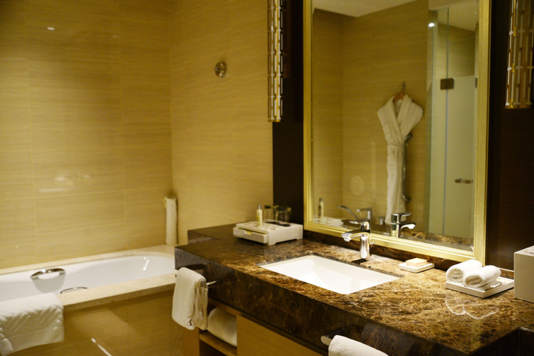 Bathroom 5, Hilton Yantai, Yantai