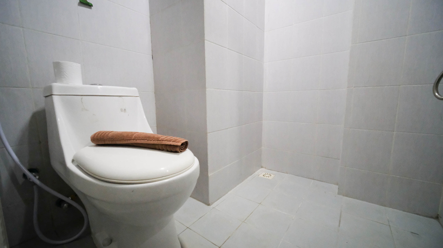 Bathroom 5, Homey and Comfy 2BR at Dian Regency Apartment By Travelio, Surabaya