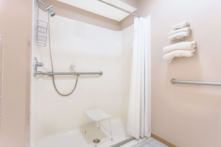 Bathroom 4, Super 8 by Wyndham Austin MN, Mower