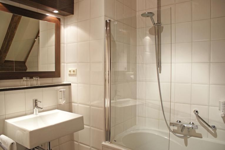 Bathroom 3, Fletcher Hotel-Restaurant Kasteel Erenstein, Kerkrade