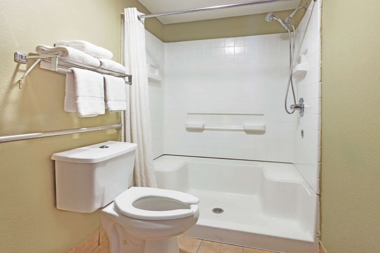 Bathroom 4, Super 8 by Wyndham Sulphur, Murray