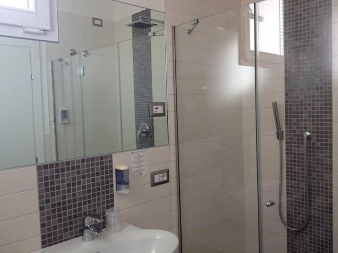 Bathroom 3, Albergo Aquila, Rimini