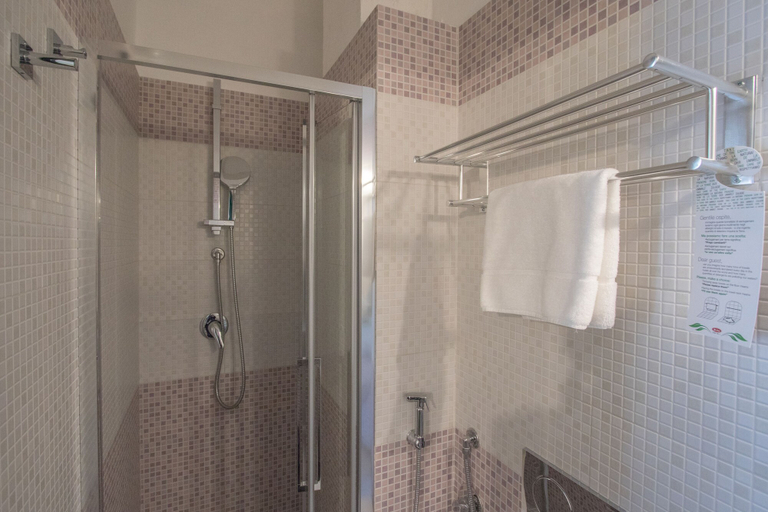 Bathroom 4, Hotel Posta, Syracuse