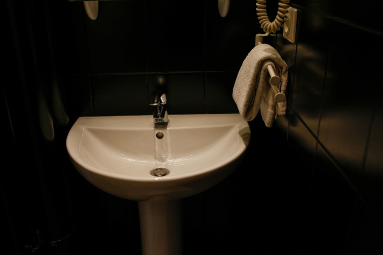 Bathroom 4, Hotel Cecyl Reims Centre, Marne