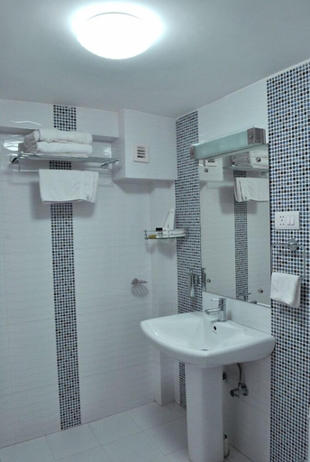 Bathroom 4, Hotel Pacific, Srinagar
