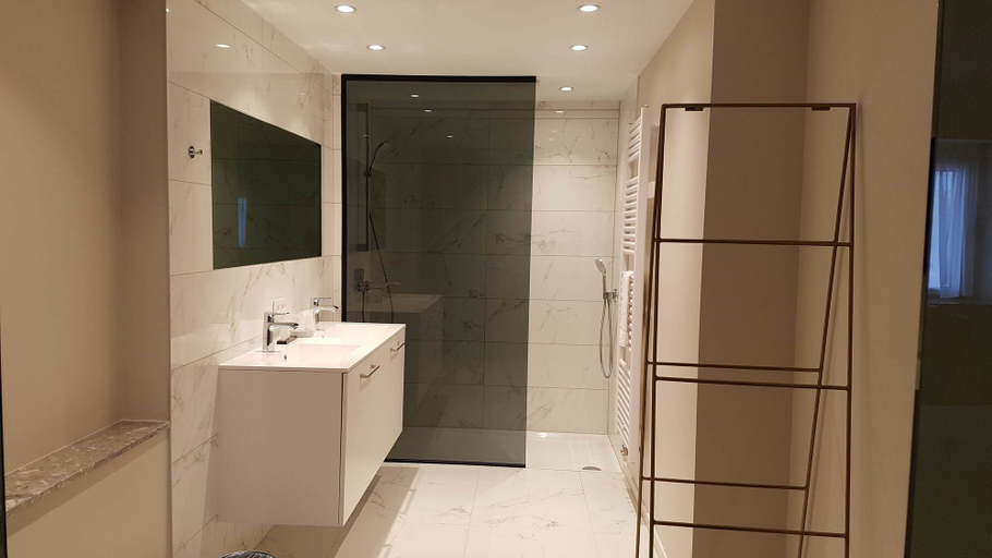 Bathroom 5, Hotel Acropolis, West-Vlaanderen