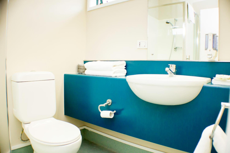 Bathroom 4, Rayland Motel, Franklin