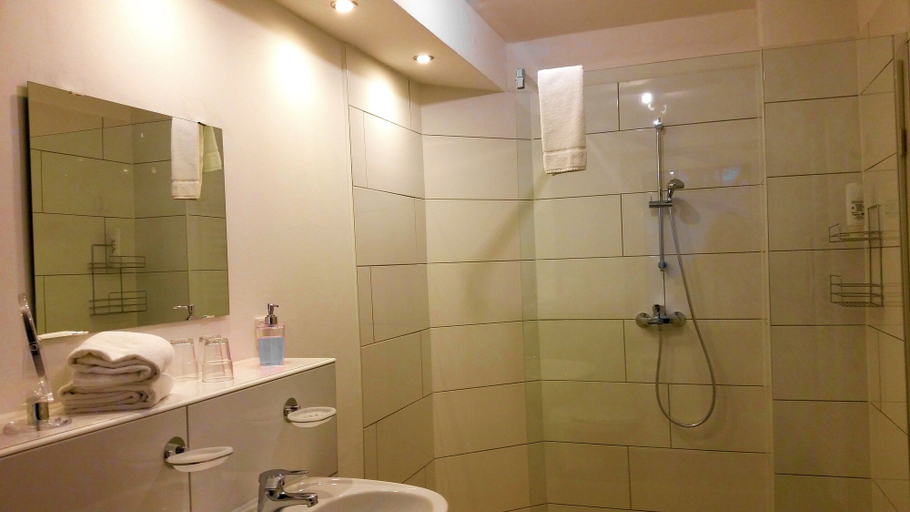 Bathroom 5, Hotel Am Wasserturm, Flensburg